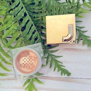 Jaclyn Cosmetics Beaming Light Loose Highlighter in “Bomb”